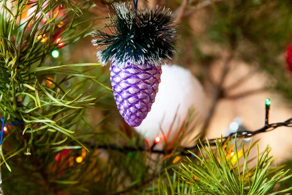 Различные рождественские игрушки на украшенной вечнозеленой елке — стоковое фото