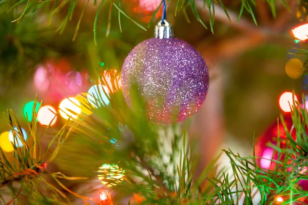 Különböző karácsonyi játékok díszített örökzöld fa — Stock Fotó