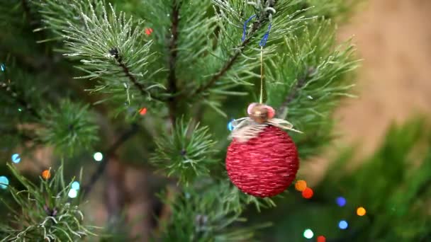 Rundes Spielzeug dreht sich am geschmückten Weihnachtsbaum — Stockvideo