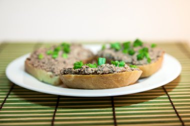 sandviç karaciğer peynir yayıldı ve doğranmış yeşil soğan ile