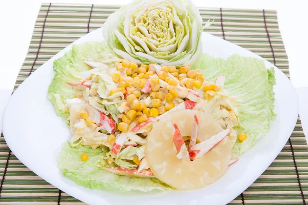 karışık salata beyaz sos ile oldukça büyük bir tabakta