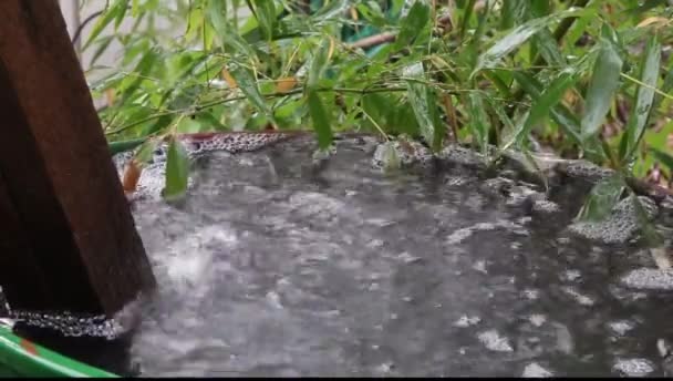 Água da chuva caindo de cima em grande lata de água de metal — Vídeo de Stock