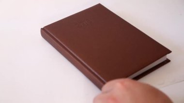 adam iş gündem bilgileri yazarak