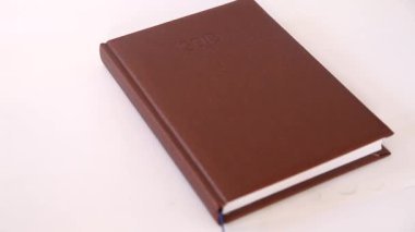 adam iş gündem bilgileri yazarak