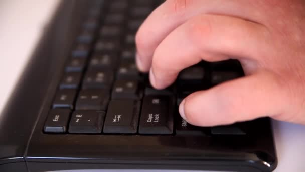 Manos masculinas escribiendo smth en un teclado de computadora — Vídeo de stock