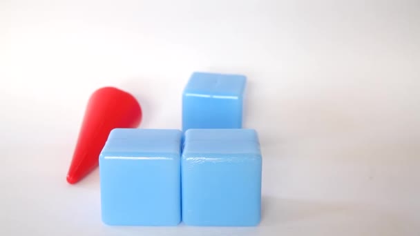 Hand playing with toy plastic children bricks — Stock Video