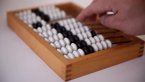 Manlig hand med abacus för att beräkna grundläggande algebra att lägga till och subtrahera — Stockvideo