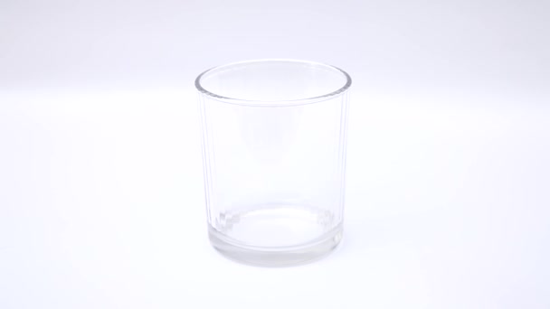 Verser de l'eau dans le verre