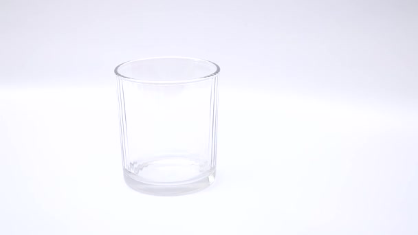 Verser de l'eau dans le verre