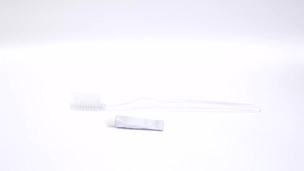 Serrer le dentifrice à la main sur la brosse à dents 