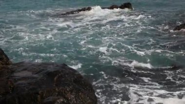 Karadeniz Sahil rüzgarlı gün dalgalar ile görüntülere