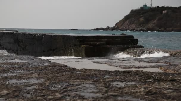 Πλάνα σε παραθαλάσσια περιοχή της Μαύρης Θάλασσας με κύματα σε θυελλώδη ημέρα — Αρχείο Βίντεο