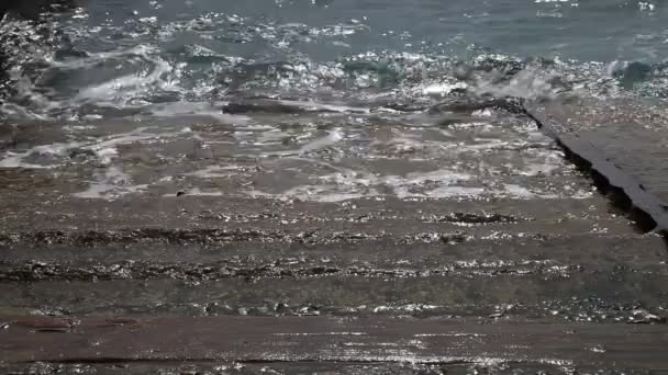 Filmati al mare del Mar Nero con onde nelle giornate ventose — Video Stock