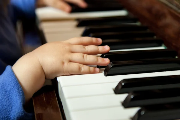 Baba kezét játék zongora Stock Kép