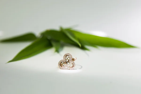 Golden engagement ring — Stockfoto