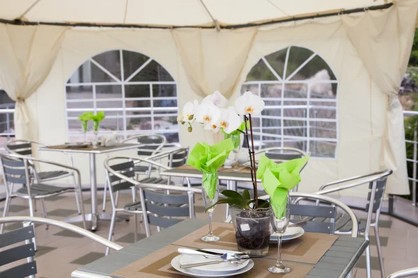 Dentro de uma tenda de catering para recepção — Fotografia de Stock