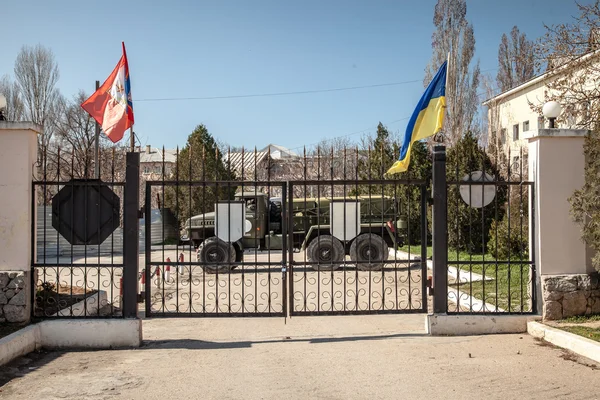 Belbek ウクライナ 2014 日はロシアの居住者によって追いつかれつつある前にウクライナの軍事基地 A4515 の門をブロック — ストック写真