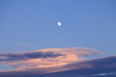 Yaz ayın üstünden akşam bulut