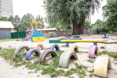 Konut mahalle içinde çocuk oyun alanı