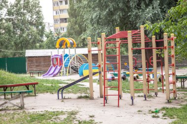 Konut mahalle içinde çocuk oyun alanı