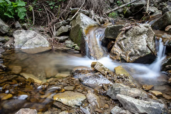 Kaskade stürzt über Felsen — Stockfoto