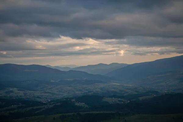 Letni dzień w Karpatach — Zdjęcie stockowe