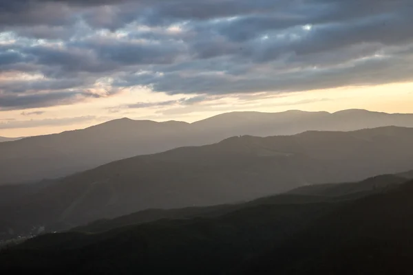 Puesta de sol en montañas Cárpatas —  Fotos de Stock