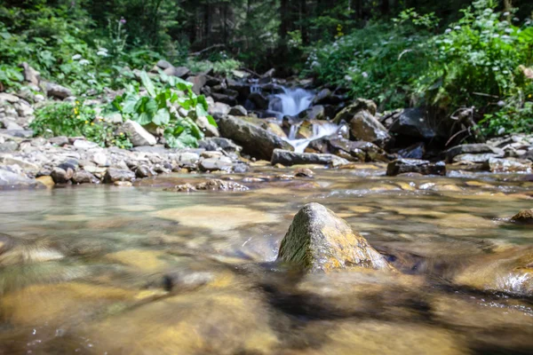 Cascade falls over mountain rocks — Stock Photo, Image