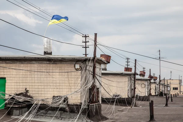 Rooftop di appartamento buiding con bandiera UA — Foto Stock