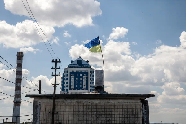 Telhado do apartamento buiding com bandeira UA — Fotografia de Stock