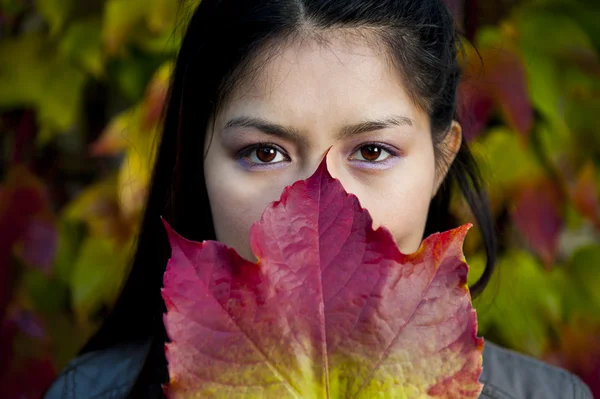 秋天的美丽亚洲女人 — 图库照片