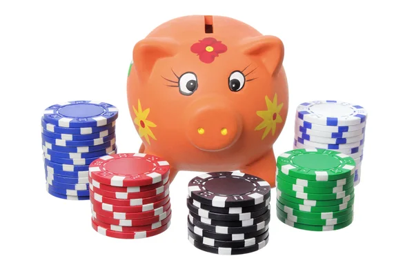 Sparschwein und Pokerchips — Stockfoto