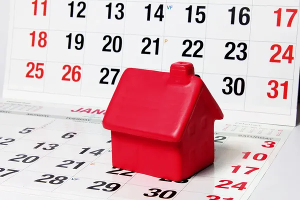 Miniatyr hus på kalendersidorna — Stockfoto