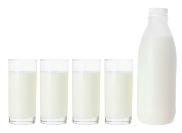 Молоко в стаканах и бутылках — стоковое фото