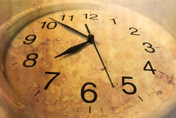 Часы с пятнистой текстурой — стоковое фото