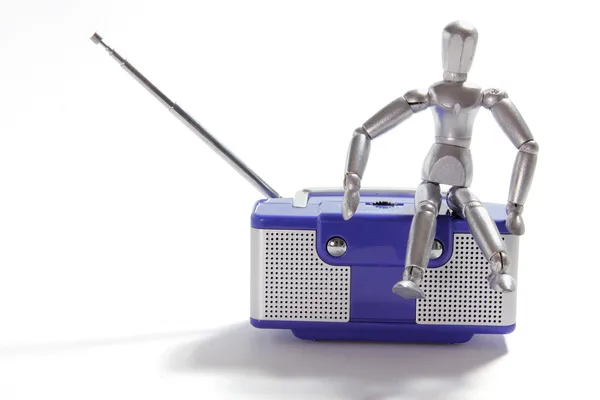 Miniatyr figur och transistor radio — Stockfoto