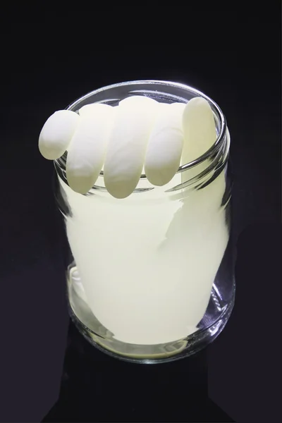 Gummihandschuh mit Wasser im Glas — Stockfoto