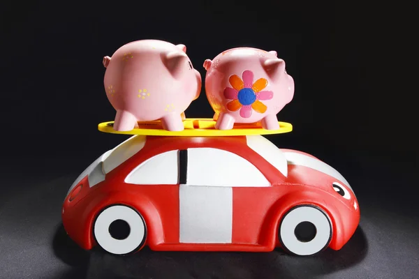 Piggybanks em carro de brinquedo Fotos De Bancos De Imagens