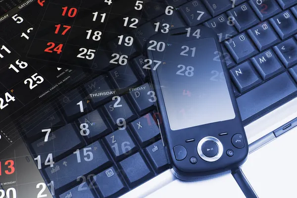 Kalender, skarp telefonerna och laptop — Stockfoto