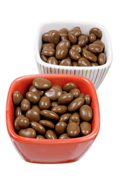 Chocolate revestido Raisins em tigelas — Fotografia de Stock