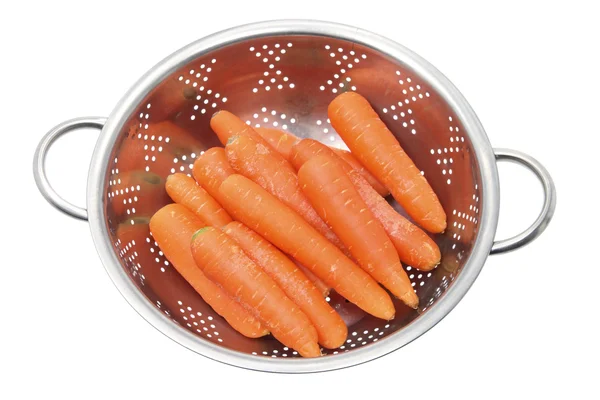 Морковь в дуршлаге — стоковое фото