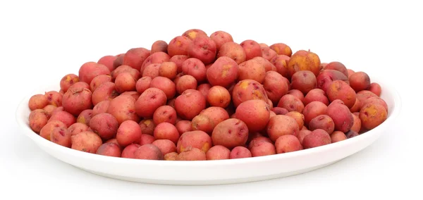 Petites pommes de terre rouges sur un bol sur fond blanc — Photo