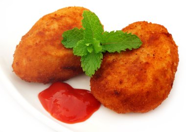 domates ketçap ve taze nane yaprakları ile patates pirzola