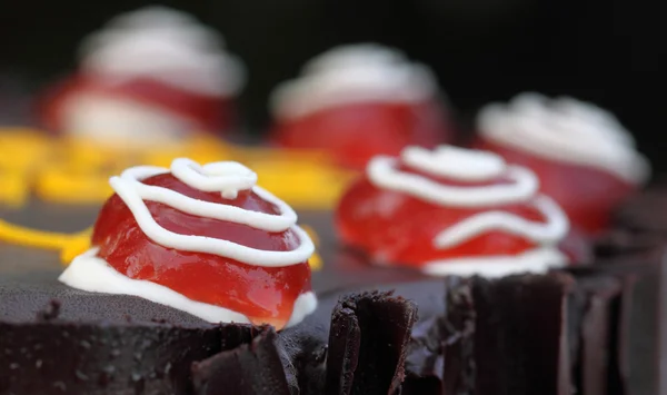 Dekorierte Kirsche auf einer Party-Torte — Stockfoto