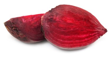 Beyaz arka plan üzerinde taze pancar