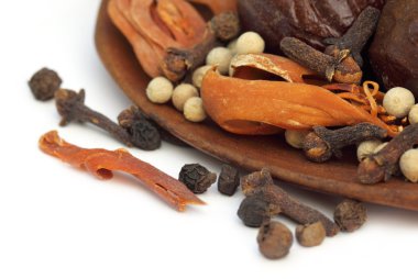 Beyaz arka plan üzerinde Hint baharat