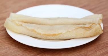 patishapta pitha beyaz bir plaka üzerinde