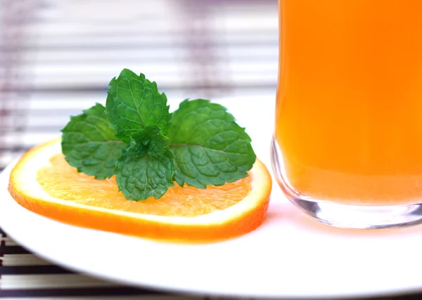 Sok pomarańczowy z plasterki pomarańczy i liści mięty — Zdjęcie stockowe