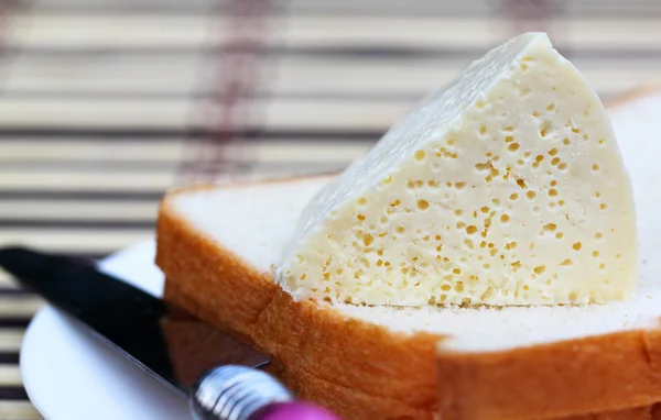 Ser świeży chleb i kuchni nóż — Zdjęcie stockowe