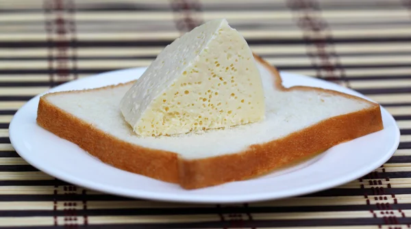 Čerstvý sýr s chlebem — Stock fotografie